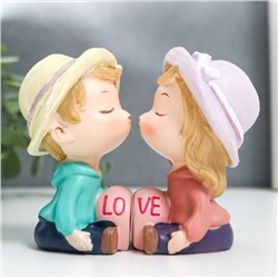Сувенир полистоун "Малыши в шляпках - первый поцелуй, с сердцем" набор 2 шт 9,5х6х6 см