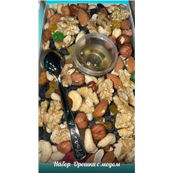 Набор подарочный «Орешки + мед» Вес 800 гр