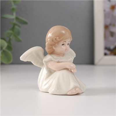 Сувенир керамика "Девочка-ангел в белом платье с рюшами сидит" 7,5х5,5х6,5 см