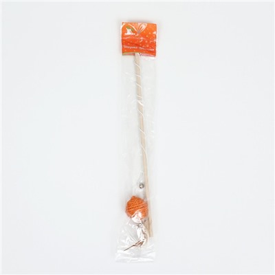 Дразнилка "Сизалевый шар" с перьями и бубенчиком, на деревянной ручке, 40 см, оранжевый шар